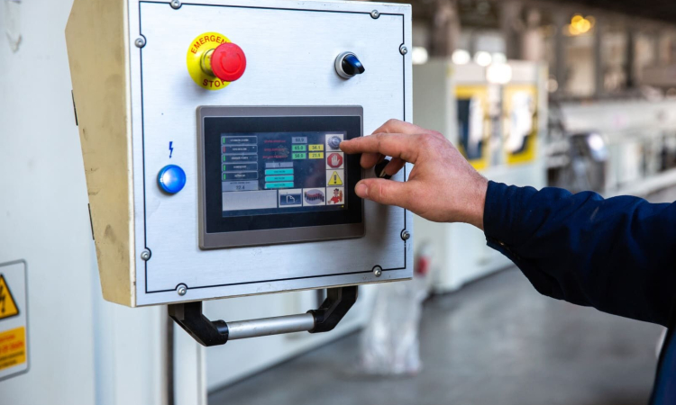 trabalhador-usa-painel